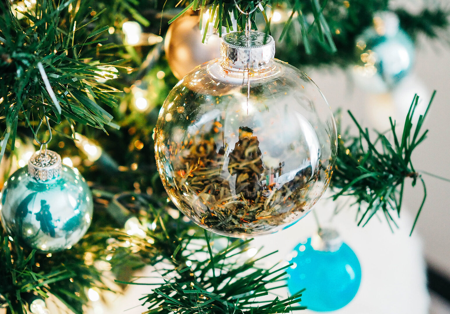clear-and-teal-glass-baubles-hanged-on-lighted-Christmas-tree